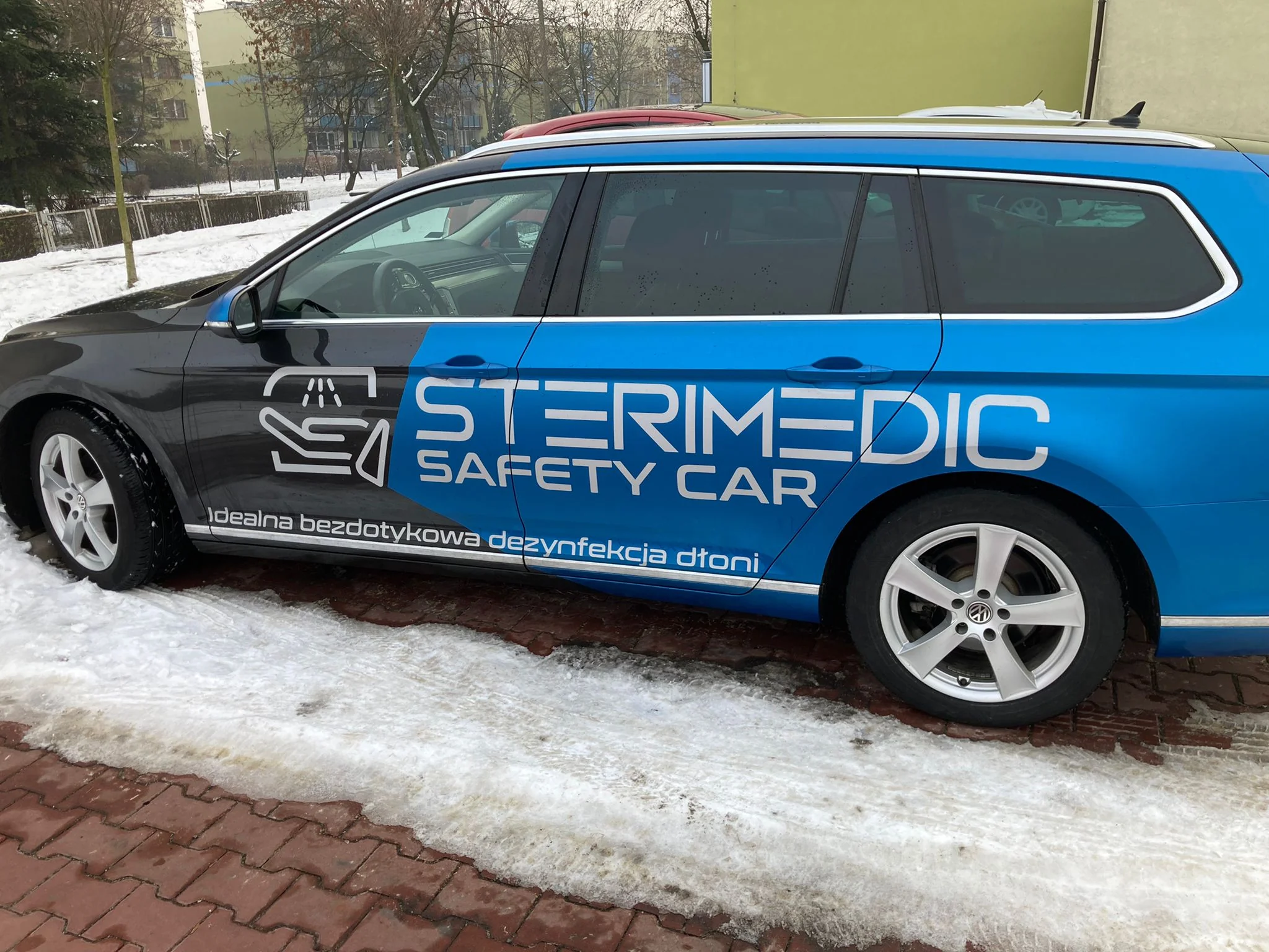 Samochód mobilnego serwisu Sterimedic z oznaczeniem Safety Car